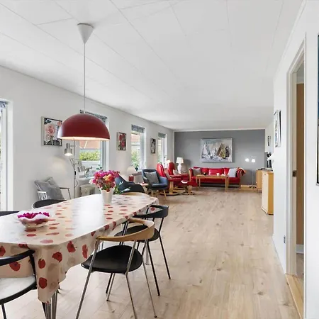 4793-aakirkeby-pederskervejen-94 بيت للعطل *