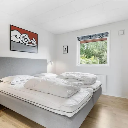 4793-aakirkeby-pederskervejen-94 بيت للعطل *